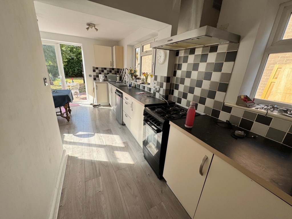 Lot: 118 - THREE-BEDROOM SEMI-DETACHED HOUSE WITH PARKING - Kitchen-dining room